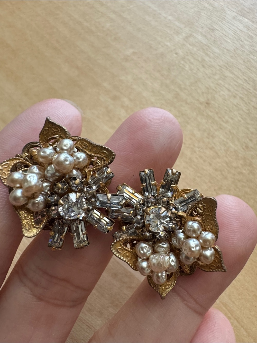 Vintage Gold Pearl & Crystal Clip-On Earrings - Picture 5 of 7